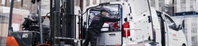 Servisní technik u vybaveného servisního vozu a vysokozdvižného vozíku Toyota