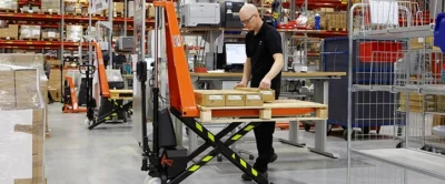 Zvedací ruční paletový vozík Toyota BT Lifter jako pracovní stůl