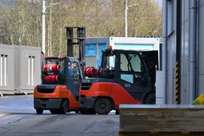 Vozíky Toyota u výrobní haly Moravia Containers