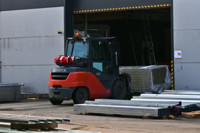 Toyota Tonero při manipulaci s materiálem ve výrobě