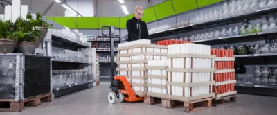 Ruční paletový vozík Toyota BT Lifter v prodejně