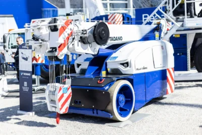 Elektrický jeřáb VALLA V100RX vystavený na veletrhu bauma